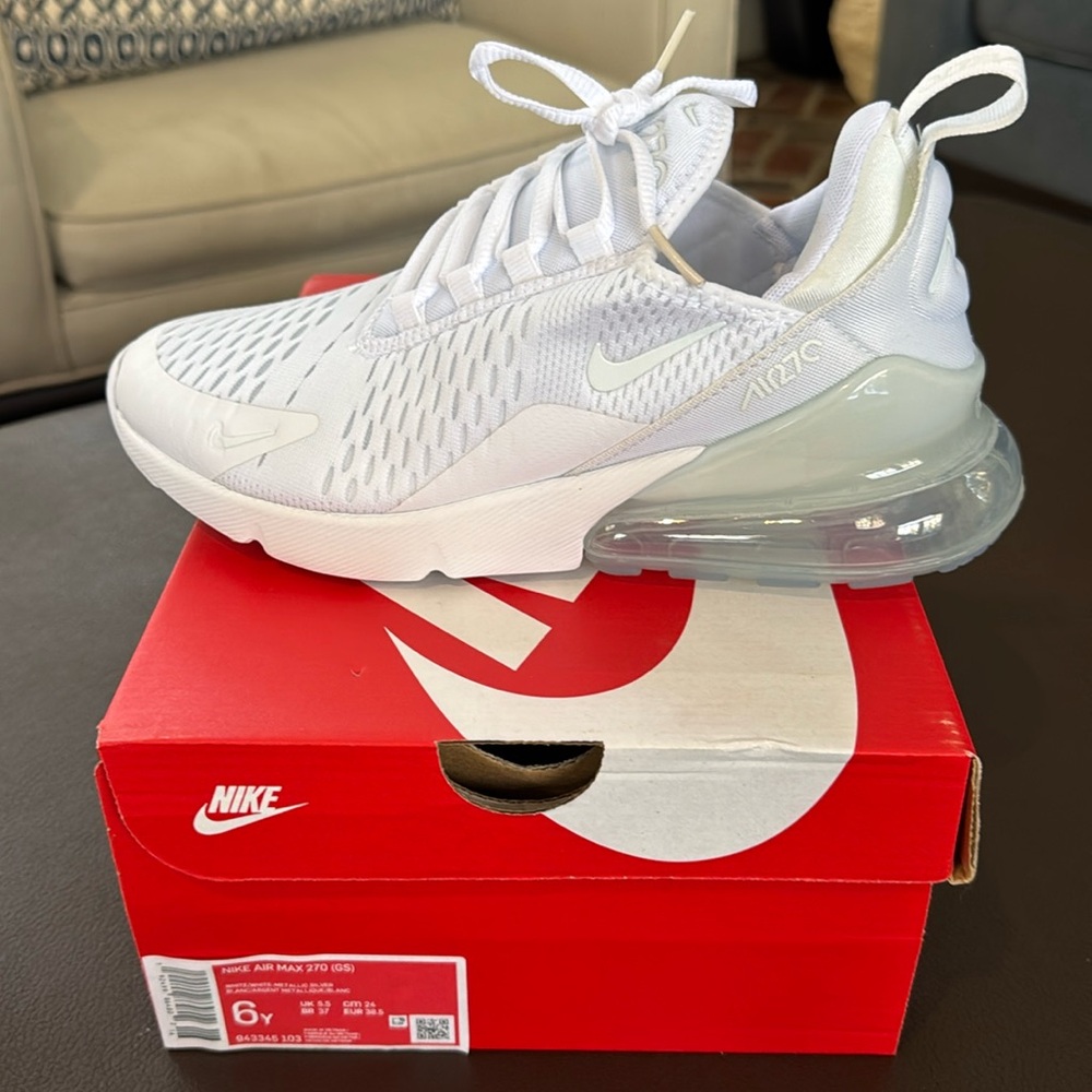 New girls Nike Air Max 270, size 6